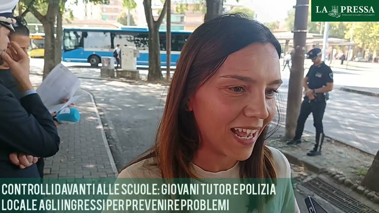 I tutor di Caleidos fuori dalle scuole superiori: 'Intercettiamo i problemi'