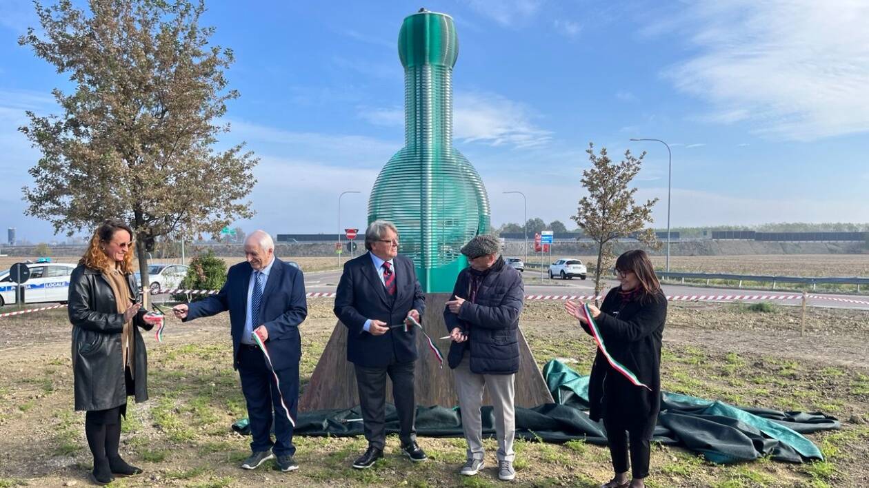 Modena, tra via Virgilio e via Emilia Ovest nasce la rotonda della bottiglia di Balsamico