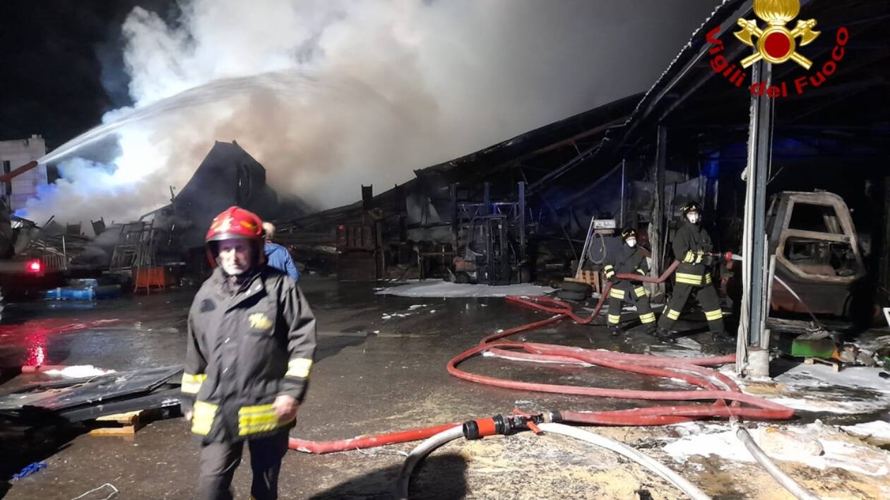 Incendio Nuova Neon Group Due srl a San Dalmazio: i rilievi Arpae