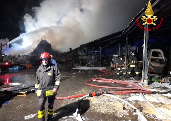 Serramazzoni, grande incendio alla Nuova Neon: Vigili del Fuoco al lavoro tutta la notte