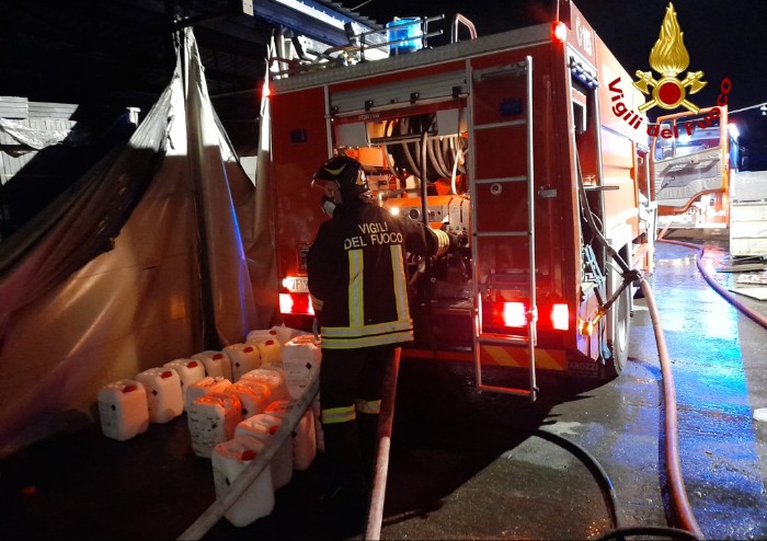 Serramazzoni, grande incendio alla Nuova Neon: Vigili del Fuoco al lavoro tutta la notte