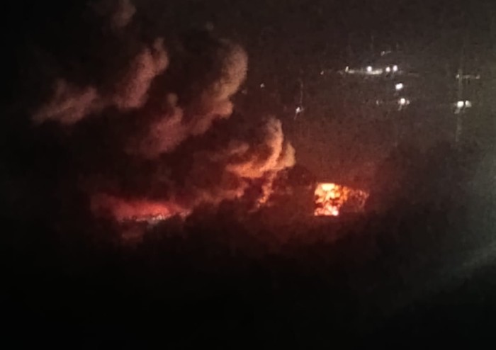 Serramazzoni, grande incendio alla Nuova Neon: Vigili del Fuoco al lavoro tutta la notte