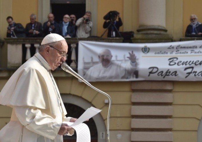 Papa Francesco a Mirandola: 'Non perdete la dignità e la forza che avete dimostrato. Io sono con voi'