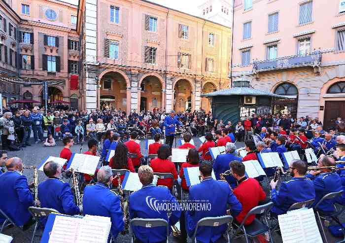 Bande in festa nelle 4 piazze: tutte le foto