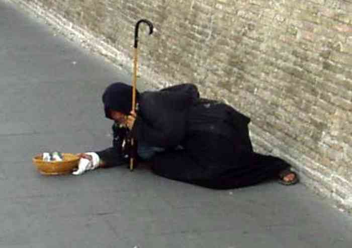 Questuanti, 100 mendicanti allontanati da inizio anno