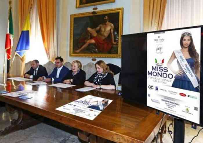 Miss Mondo in piazza Roma, Udi contro la giunta