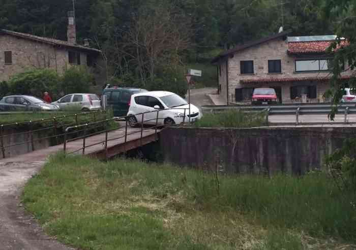 Serramazzoni: aperto il ponte fatiscente, chiuso quello nuovo