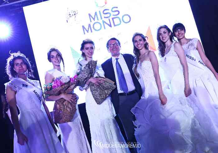 Miss Mondo, Muzzarelli tra le miss per azzerare le polemiche