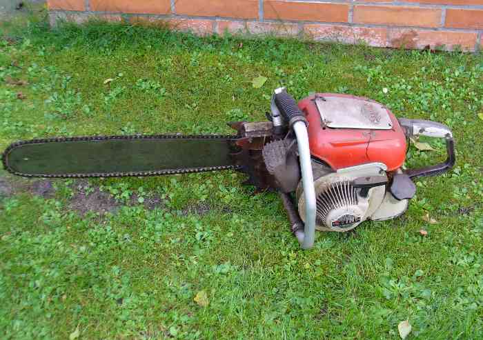 Trovano una motosega abbandonata e vandalizzano il parco