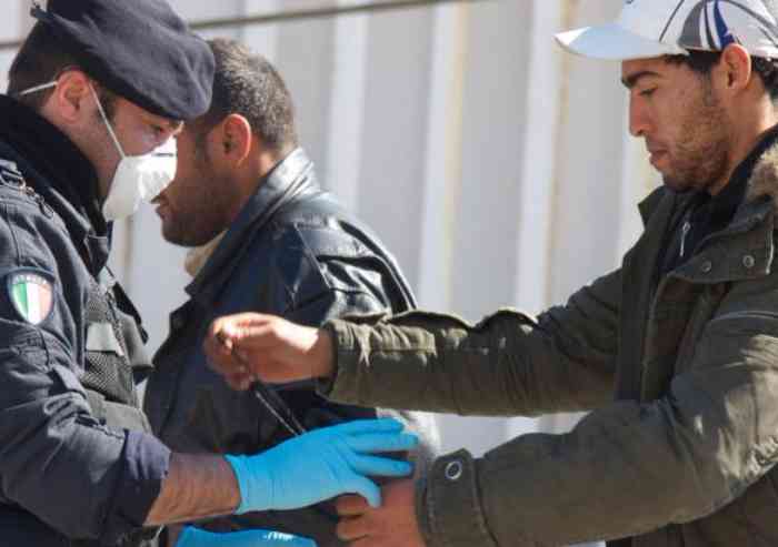 Migranti, fare il test Tbc nei centri di prima accoglienza