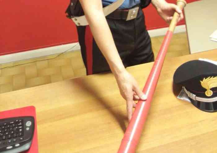 Prende a mazzate la madre, il fratello e un amico: arrestato