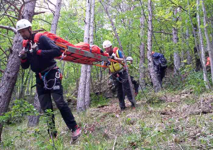 Scivola in un dirupo, salvato un 87enne fananese