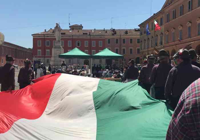 Alpini, penne nere e Tricolore in piazza Roma