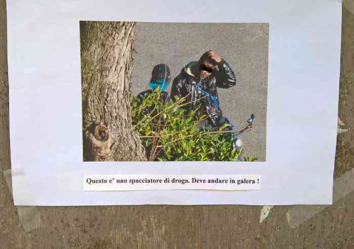 Viale Gramsci, cittadini esasperati attaccano le foto degli spacciatori su alberi e panchine