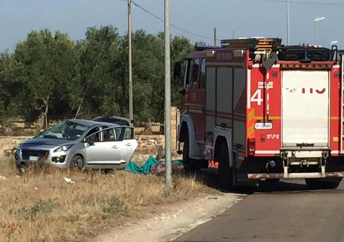Incidente nella notte a Carpi, passeggeri bloccati nell'abitacolo