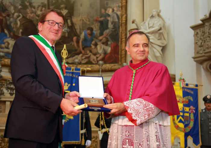 Appello Cei, educare persone contro lo strapotere del divertimento chiassoso