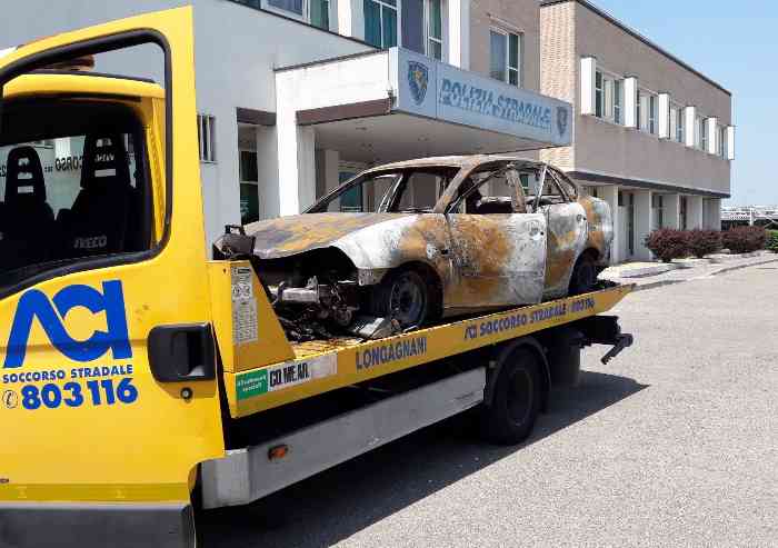Auto in fiamme in autostrada: salve mamma, nonna e nipotino