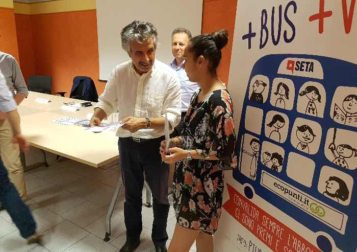 Bulgarelli, Seta, come Babbo Natale: doni (buoni Coop Alleanza 3.0 e Decathlon) a chi oblitera