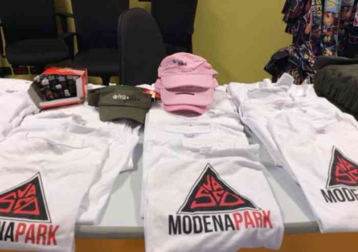 La Polizia Municipale sequestra centinaia di gadget falsi: sette denunciati