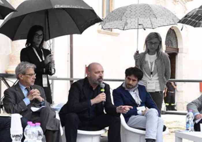 Donne-ombrelline, Bonaccini: 'Io sono rimasto solo pochi minuti'