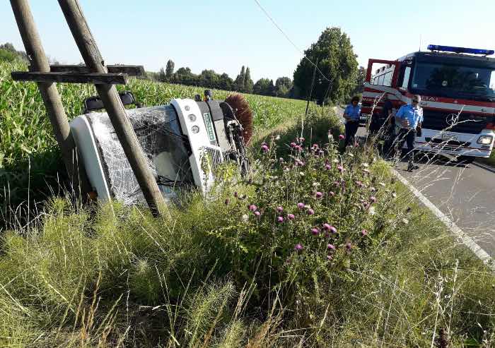 Spazzatrice stradale si ribalta nel fossato. Illeso il conducente