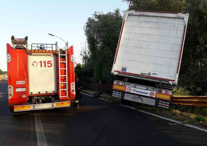 Tir fuori strada sull'A1, solo tanta paura
