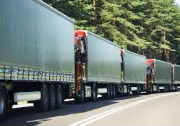 Una fila di 10 km di camion per ottenere rimborsi