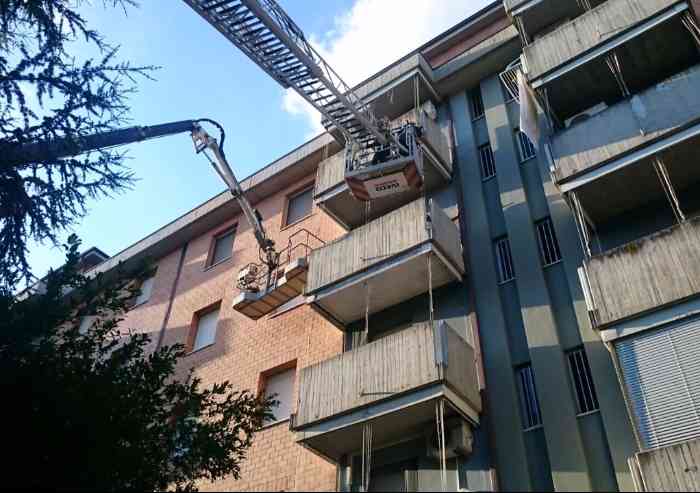 Castelfranco, bloccato sul cestello al quarto piano: salvato