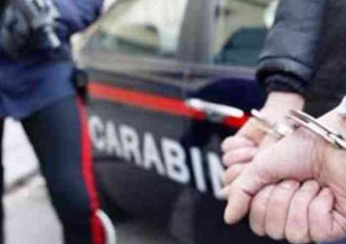 Spacciava droga in via Taglio: arrestato dai Carabinieri