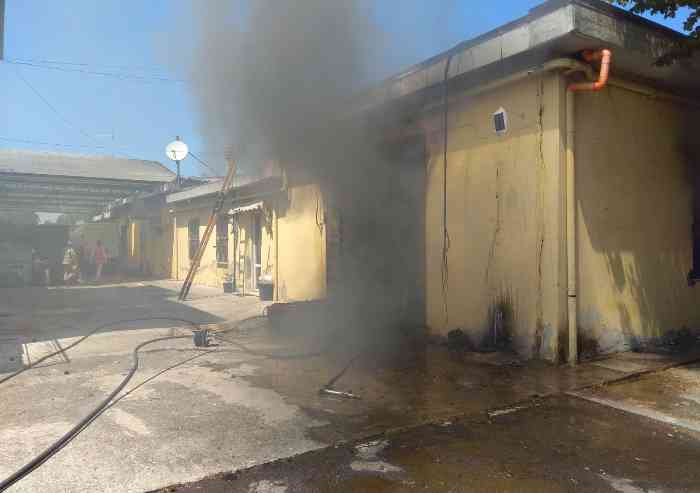 Finale Emilia rogo distrugge magazzino di merce