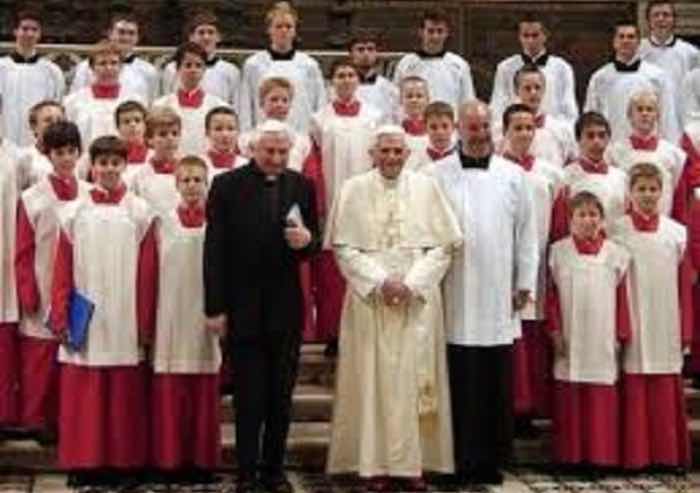 Violenze su 547 bimbi del coro di Ratisbona. Era diretto dal fratello di Ratzinger