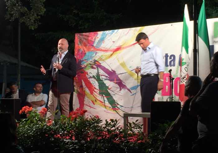 Renzi show a Castelfranco 'duetta' con Bonaccini che chiama 'Bonimba'