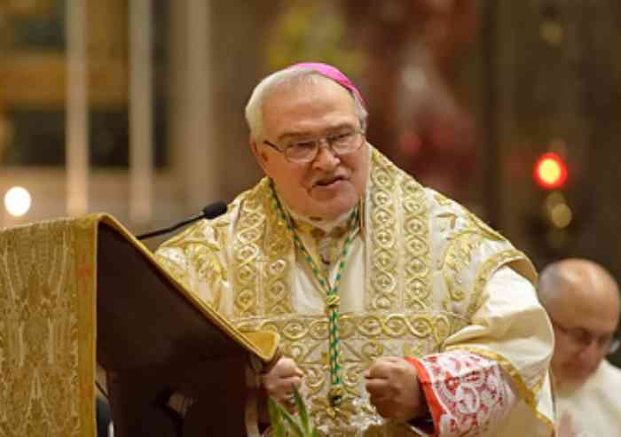 Il vescovo benedice la manifestazione per sanare i 'peccatori gay'