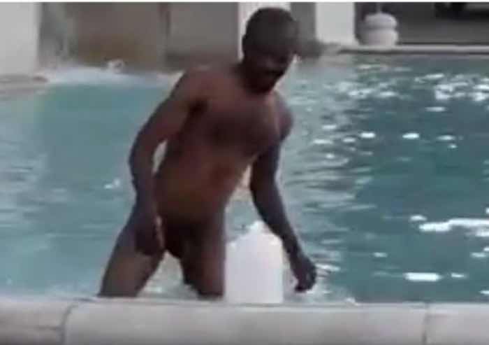 Uomo nudo fa il bagno nel fontanone al Gianicolo a Roma