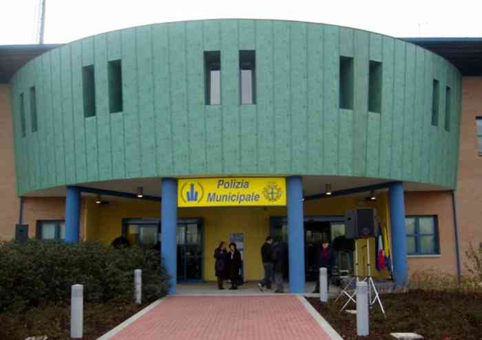 Ubriaco dà in escandescenze e colpisce due vigili