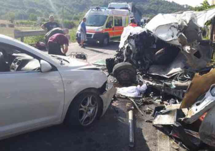 Scontro bus, furgone e 4 auto, 60 feriti