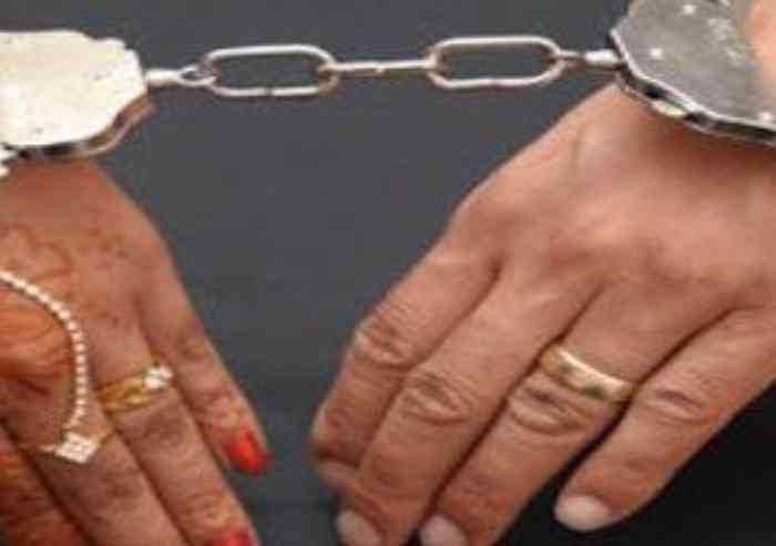Viveva nell'area nomadi di via Cavo Argine: arrestata donna specializzata in furti e ricettazione