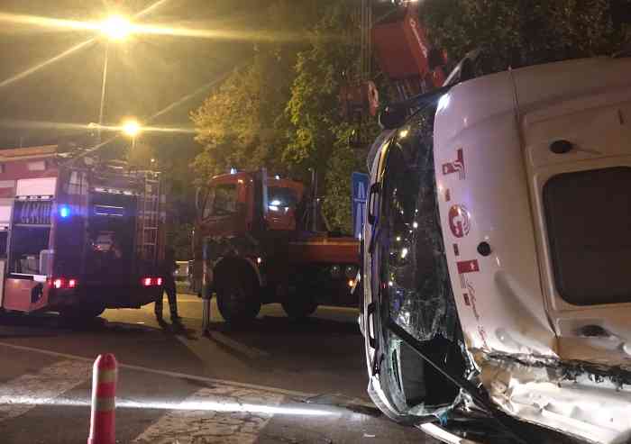 Si ribalta col camion e rimane intrappolato nella cabina