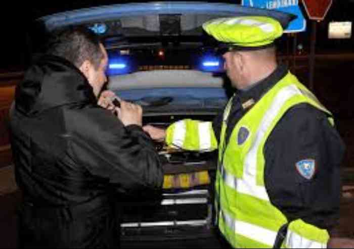 Controlli anti-alcol, forza il posto di blocco e fugge