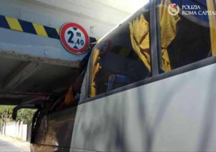 Pullman si incastra sotto ponte a Roma: 18 turisti feriti, anche un bimbo