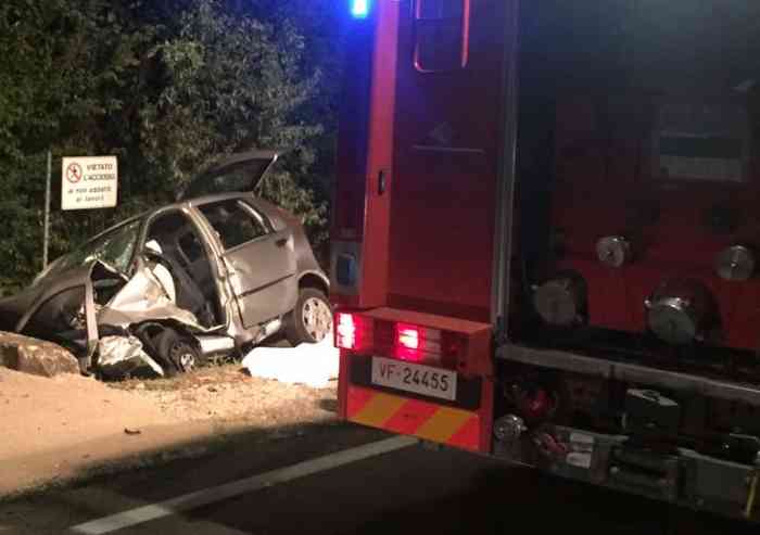 Schianto mortale in via Scartazza, perde la vita un 19enne