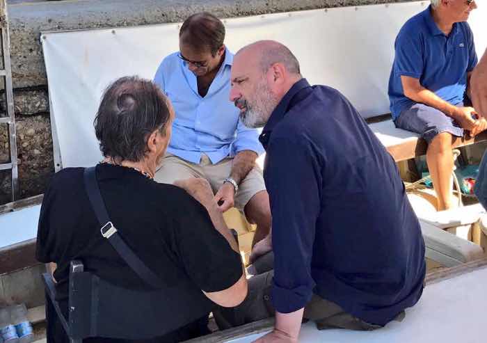 A Cervia scrittori sbarcano in spiaggia. Con loro il presidente della regione, Stefano Bonaccini
