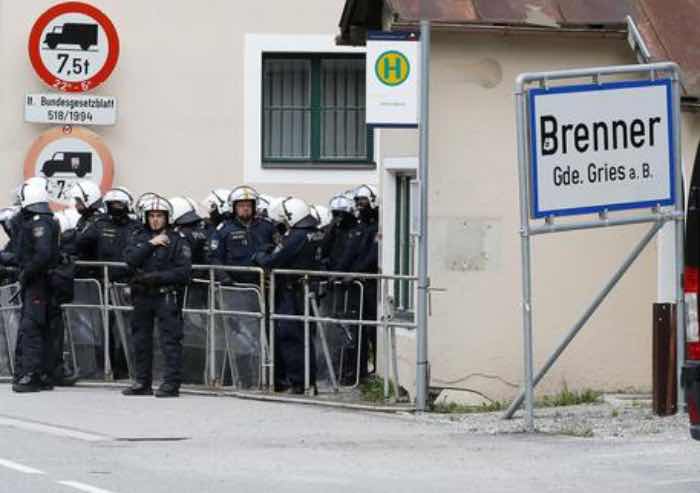 L'Austria invia i militari al Brennero, ira dell'Italia
