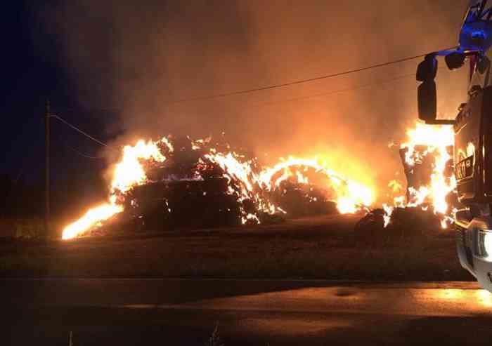 Spaventoso incendio ad Albareto: in fiamme 100 rotoballe