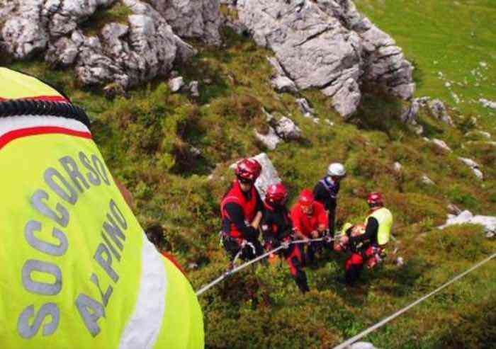Colti da malore, cadono durante escursioni: doppio intervento del soccorso alpino