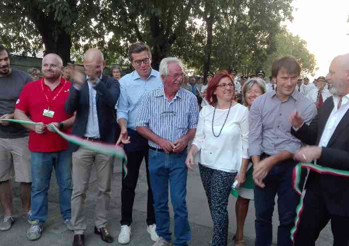 Applausi e sorrisi (amari) per il via alla festa PD