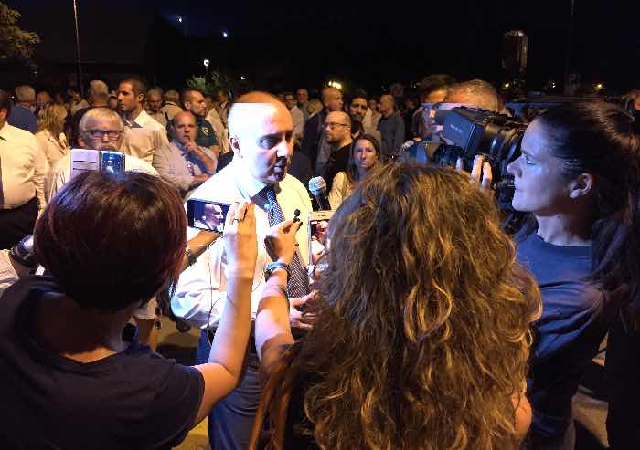 Pedofilo reo confesso, in 500 davanti al tribunale di Reggio