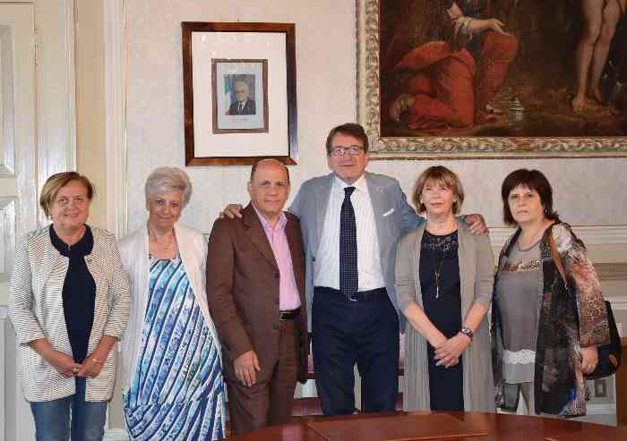 Il sindaco abbraccia i presidi pensionati