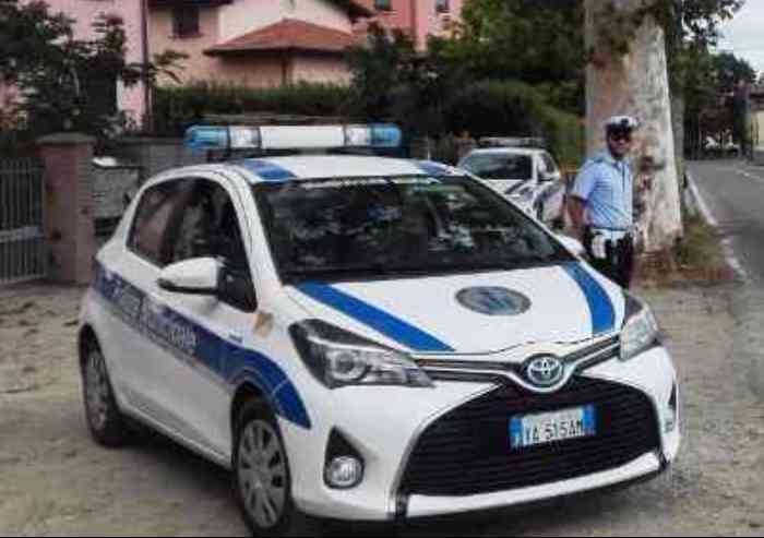 In auto senza patente e ubriaco: fugge all'alt