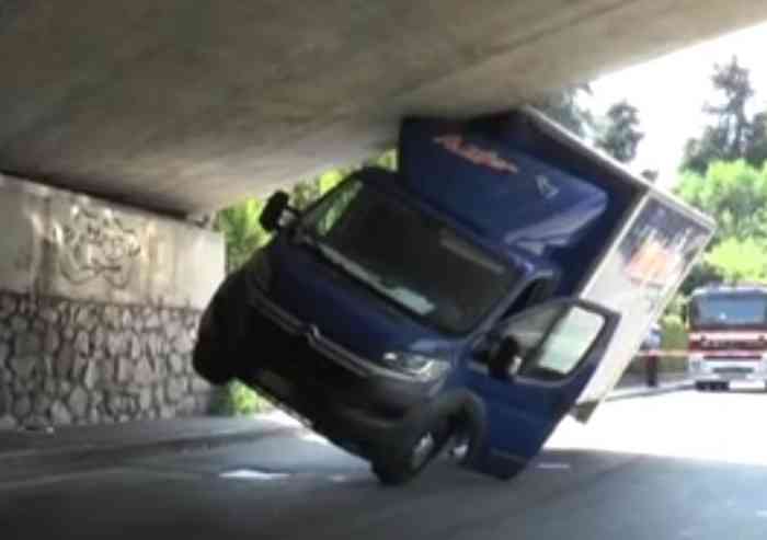Camion incastrato in un sottopasso a Casalecchio
